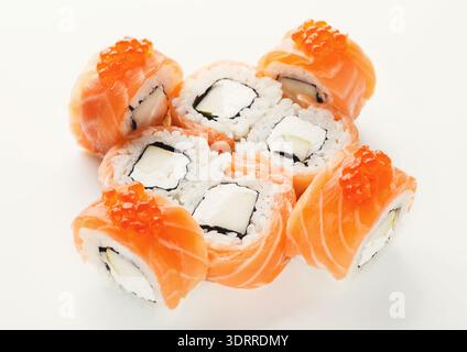 Sushi-Rolls in einer Kollektion mit Lachs und Fischrogen auf der Oberseite Stockfoto