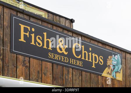 Fish and Chips Schild an einem rustikalen hölzernen Essensstand außen. Wareham, Großbritannien, 3. Juli 2024 Stockfoto