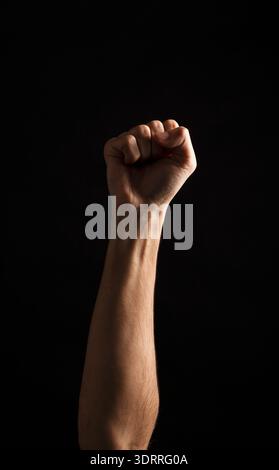 Strong Fist wurde in der Einheit aufgeworfen und protestierte gegen soziale Themen während eines nächtlichen Treffens Stockfoto