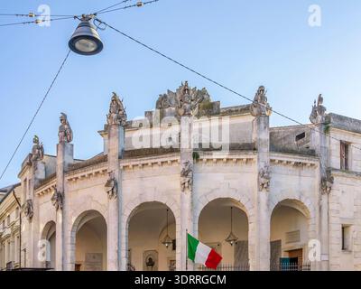 Die italienische Flagge fliegt am Gran Guardia Palast in Rovigo, Italien Stockfoto