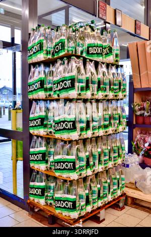 Stapel von Badoit Wasserflaschen im Lidl Supermarkt - Chatellerault, Vienne (86), Frankreich. Stockfoto