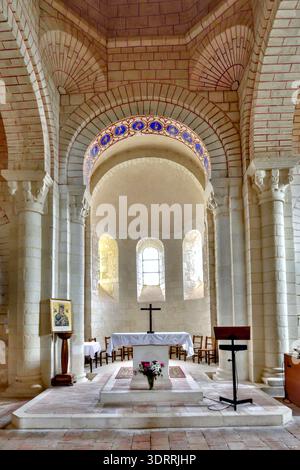Innenraum der romanischen Eglise Saint-Sulpice (Kirche) aus dem 12. Jahrhundert, Oyré, Vienne, Frankreich. Stockfoto