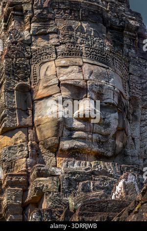 Nahaufnahme einer lächelnden riesigen Steinwand am Bayon Tempel in Angkor, Siem Reap, Kambodscha Stockfoto
