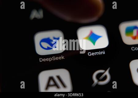 Nahaufnahme von Google Gemini und DeepSeek KI App-Icons auf einem Smartphone-Bildschirm, die den Wettbewerb in der generativen künstlichen Intelligenz und im Mob repräsentieren Stockfoto