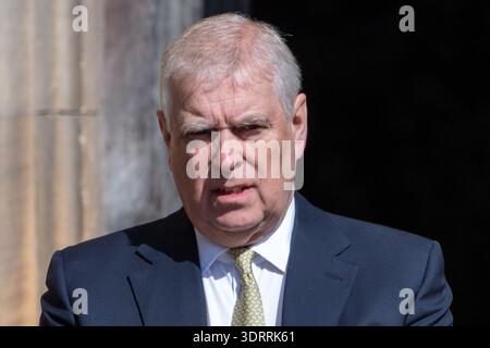 London, Großbritannien. Februar 2026. Dieses Foto, das am 20. April 2025 aufgenommen wurde, zeigt den Bruder von König Charles Andrew, der am Ostergottesdienst auf Windsor Castle in Windsor, Großbritannien, teilnimmt. König Charles' Bruder Andrew wegen Verdachts auf Fehlverhalten in öffentlichen Ämtern verhaftet: Media Credit: Xinhua/Alamy Live News Stockfoto