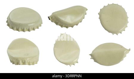 Sammlung von gebrauchten Flaschen aus echtem Bier oder Limonade, metallischer Deckel für Glasflasche mit Getränk, isoliert auf transparentem Hintergrund. Stockfoto