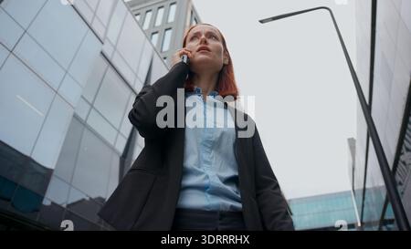 Besorgte kaukasische Geschäftsfrau Manager spricht Handy-Anruf Problem Stadt Arbeitgeber Unternehmer ernsthafte Geschäftsfrau Antwort besprechen Deal Stockfoto
