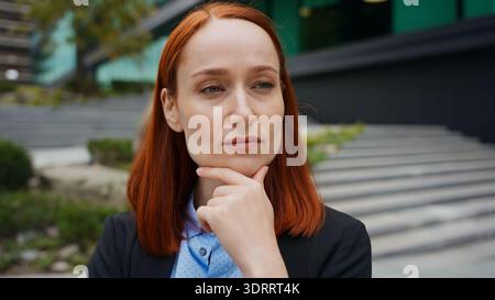 Porträt nachdenklich kaukasische Geschäftsfrau in der Stadt im Freien Lösung ernsthafte Geschäftsfrau denken Problem Idee nachdenken Brainstorming nachdenklich nachdenklich Stockfoto