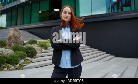 Porträt zuversichtlich kaukasische Geschäftsfrau Führerin, die im Freien ausgibt Hände überkreuzte weibliche Frau ernsthaft mächtiges Mädchen Arbeitgeber Firma Chef CEO Manager Stockfoto