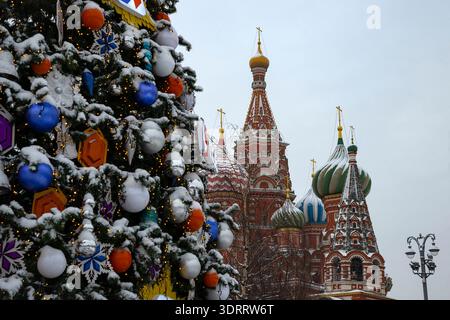 MOSKAU, RUSSLAND - 06. JANUAR 2024: Neujahrsbaum auf dem Hintergrund der Basilius-Kathedrale, Moskau Stockfoto