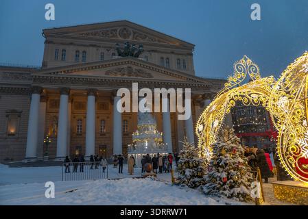 MOSKAU, RUSSLAND - 06. JANUAR 2024: Verschneite Silvesterabend im Bolschoi-Theater. Moskau Stockfoto