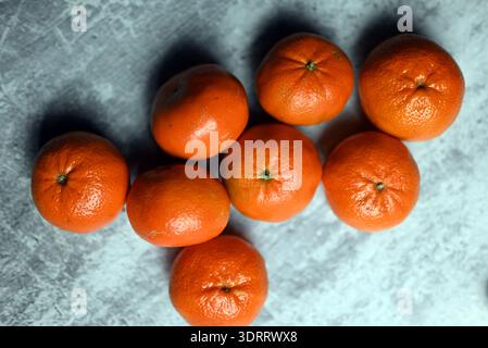 Frische Mandarinenfrüchte auf hellem Hintergrund Stockfoto
