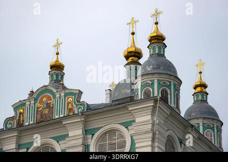 SMOLENSK, RUSSLAND - 12. JULI 2024: Kuppeln der antiken Himmelskathedrale aus nächster Nähe. Smolensk, Russland Stockfoto