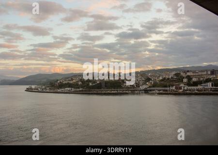 Wunderschöner Panoramablick auf die Küstenstadt Ribadeo bei einem lebhaften orangefarbenen Sonnenuntergang in Nordspanien. Stockfoto