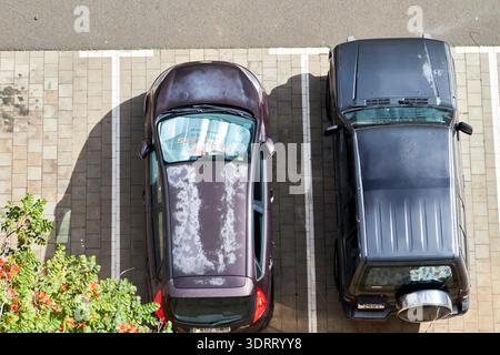 Luftaufnahme von Autos mit Sonnenschäden an der Lackierung auf Parkplätzen santa cruz de teneriffa kanarische Inseln spanien Stockfoto