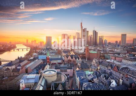 Frankfurt am Main, Deutschland. Antenne Stadtbild Bild der Frankfurter Skyline im Sonnenuntergang. Stockfoto