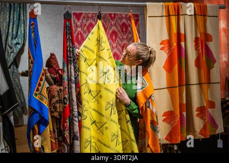 London, Großbritannien. Februar 2026. Eine Auswahl an Schals von verschiedenen Designern und anderen Artikeln – Eine Vorschau auf Eine Celebration of Textiles im Bonhams, London. Die Auktion findet online bis zum 25. Februar statt. Guy Bell/Alamy Live News Stockfoto
