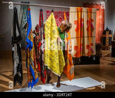 London, Großbritannien. Februar 2026. Eine Auswahl an Schals von verschiedenen Designern und anderen Artikeln – Eine Vorschau auf Eine Celebration of Textiles im Bonhams, London. Die Auktion findet online bis zum 25. Februar statt. Guy Bell/Alamy Live News Stockfoto