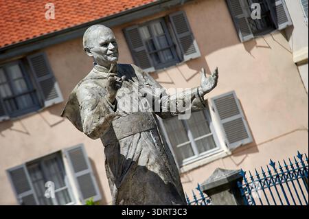 Statue von Papst Johannes Paul II. (Karol Wojtyla) vor der Kathedrale von St. Johannes dem Täufer, Place Saint-Jean, Lyon, Auvergne-Rhone-Alpes, Fra Stockfoto