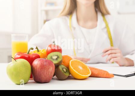 Gesunde Lebensmittel Collage zeigt Obst und Gemüse mit einer Person in einem weißen Mantel Stockfoto