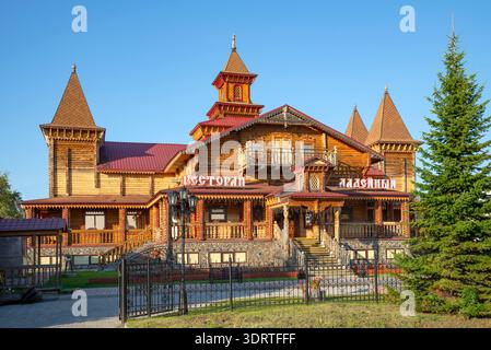 TOBOLSK, RUSSLAND - 25. AUGUST 2025: Ladeyny Restaurant im historischen Zentrum von Tobolsk, Region Tjumen Stockfoto