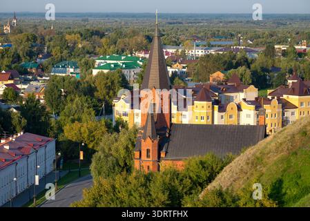 TOBOLSK, RUSSLAND - 26. AUGUST 2025: Römisch-katholische Kirche der Heiligen Dreifaltigkeit in der Stadtlandschaft. Tobolsk, Region Tjumen Stockfoto