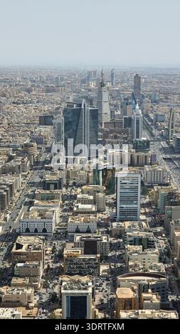 Luftaufnahme des Al Faisaliah Tower und der Skyline von Riad in Saudi-Arabien Stockfoto