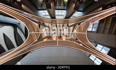Futuristische Lobby mit beleuchteten Bögen im Kingdom Centre Tower, Riad, Saudi-Arabien Stockfoto