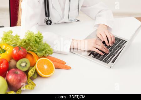 Gesundheitsexperte teilt Ernährungsberatung Online mit gesundem Essen auf der Anzeige Stockfoto