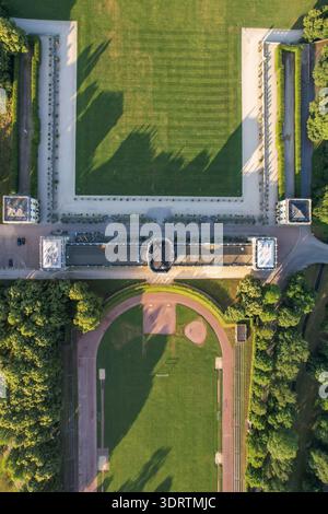 Blick aus der Vogelperspektive auf den symmetrischen Park mit gepflegten Grünflächen und geometrischen Wegen, die eine ruhige Landschaft schaffen, Orangerie, Staatspark Karlsaue, Kassel, Stockfoto