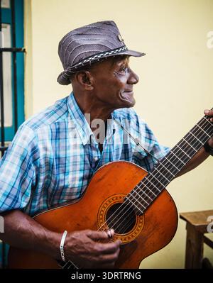 Kubanischer Mann spielt Akustikgitarre auf den Straßen von Old Havanna, Kuba Stockfoto