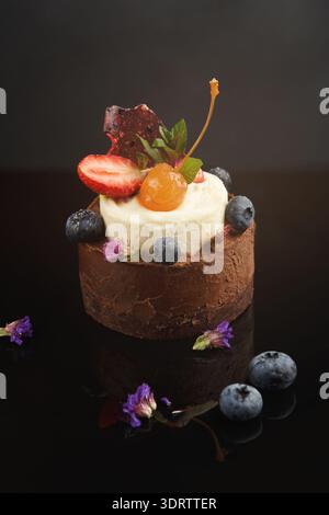 Dessertsammlung mit verschiedenen Früchten und Beilagen auf dunklem Hintergrund Stockfoto