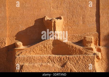 Adlerskulptur auf dem Grab von Lihyan Sohn von Kuza in Hegra, einer alten nabatäischen Stadt in der Wüste Saudi-Arabiens Stockfoto