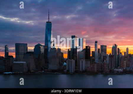 Blick aus der Vogelperspektive auf die Skyline von Lower Manhattan bei Sonnenaufgang mit den Wolkenkratzern des World Trade Center und des Financial District. Sonnenaufgang in New York City, USA Stockfoto