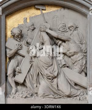 BAD REICHENHALL, DEUTSCHLAND - 8. SEPTEMBER 2025: Der Steinrelieffall Jesu unter das Kreuz in der Kirche St. Ägidien durch unbekannten Barockkünstler Stockfoto