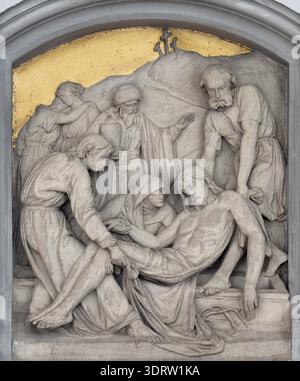 BAD REICHENHALL, DEUTSCHLAND - 8. SEPTEMBER 2025: Das Steinrelief der Beerdigung Jesu in der Kirche St. Ägidien durch unbekannten Barockkünstler aus dem Jahr 1733. Stockfoto