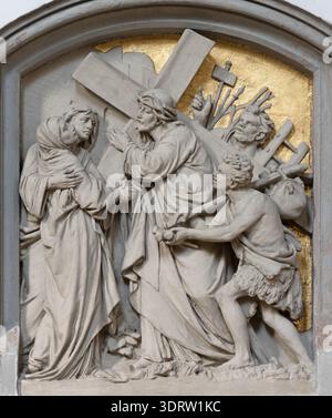 BAD REICHENHALL, DEUTSCHLAND - 8. SEPTEMBER 2025: Das Steinrelief Jesu begegnet seiner Mutter Maria in der Kirche St. Ägidien von unbekanntem Barockkünstler Stockfoto