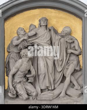 BAD REICHENHALL, DEUTSCHLAND - 8. SEPTEMBER 2025: Das Steinrelief Jesu begegnet den Frauen von Jerusalem in der Kirche St. Ägidien Stockfoto