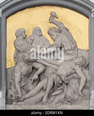 BAD REICHENHALL, DEUTSCHLAND - 8. SEPTEMBER 2025: Das Steinrelief des Jusus wird von unbekanntem Barockkünstler an das Kreuz in der Kirche St. Ägidien genagelt Stockfoto
