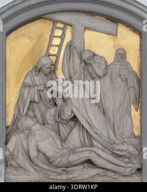 BAD REICHENHALL, DEUTSCHLAND - 8. SEPTEMBER 2025: Das Steinrelief der Kreuzdeposition in der Kirche St. Ägidien eines unbekannten Barockkünstlers Stockfoto