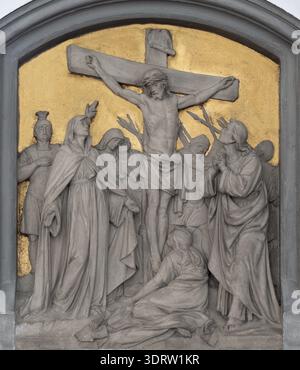 BAD REICHENHALL, DEUTSCHLAND - 8. SEPTEMBER 2025: Das Steinrelief der Kreuzigung in der Kirche St. Ägidien von unbekanntem Barockkünstler aus dem Jahr 1733. Stockfoto