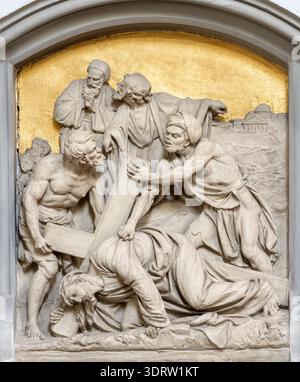 BAD REICHENHALL, DEUTSCHLAND - 8. SEPTEMBER 2025: Das Steinrelief des Falls Jesu unter dem Kreuz in der Kirche St. Ägidien von unbekanntem Barockkünstler Stockfoto