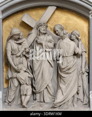 BAD REICHENHALL, DEUTSCHLAND - 8. SEPTEMBER 2025: Das Steinrelief Jesu trifft in der Kirche St. Ägidien von unbekannter Künstlerin auf die Frauen von Jerusalem Stockfoto