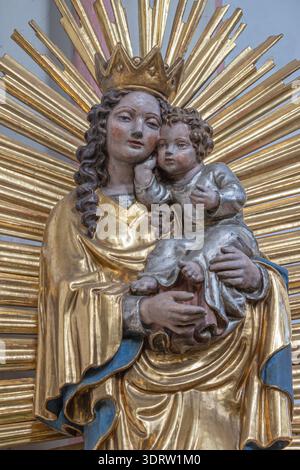 BAD REICHENHALL, DEUTSCHLAND - 8. SEPTEMBER 2025: Das Detail der geschnitzten polychromen Madonnenstatue in der Kirche St. Ägidien Stockfoto