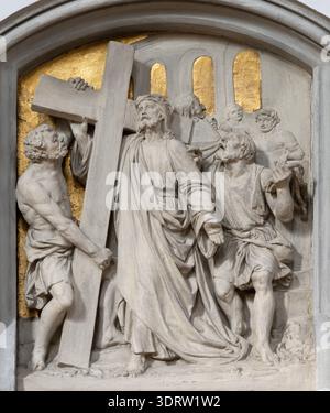 BAD REICHENHALL, DEUTSCHLAND - 8. SEPTEMBER 2025: Das Steinrelief Jesus trug sein Kreuz in der Kirche St. Ägidien von unbekanntem Barockkünstler Stockfoto