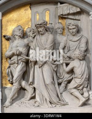 BAD REICHENHALL, DEUTSCHLAND - 8. SEPTEMBER 2025: Das Steinrelief Jesu vor Pilatus in der Kirche St. Ägidien von unbekanntem Barockkünstler Stockfoto
