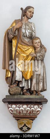 BAD REICHENHALL, DEUTSCHLAND - 8. SEPTEMBER 2025: Die geschnitzte polychrome Statue St. Joseph in der Kirche St. Ägidien von unbekanntem Künstler aus 20. Cent. Stockfoto