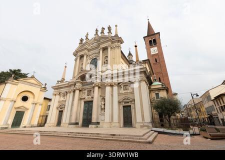 Busto Arsizio - die Kirche Basilica di San Giovanni Battista in der Abenddämmerung. Stockfoto