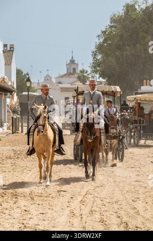 Reiter reiten in einer Straße während der Pilgerfahrt Romeria de El Rocio, El Rocio, Huelva, Andalusien, Spanien Stockfoto
