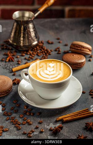 Latte mit Herzkunst und Kaffeebohnen Stockfoto